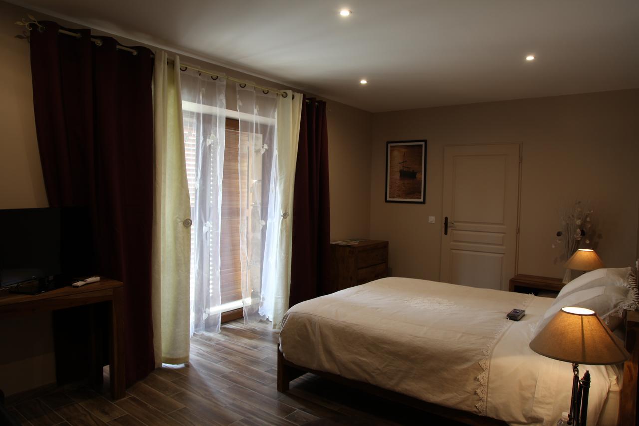 Le Miroir Des Etoiles Bed & Breakfast Pomport Room photo